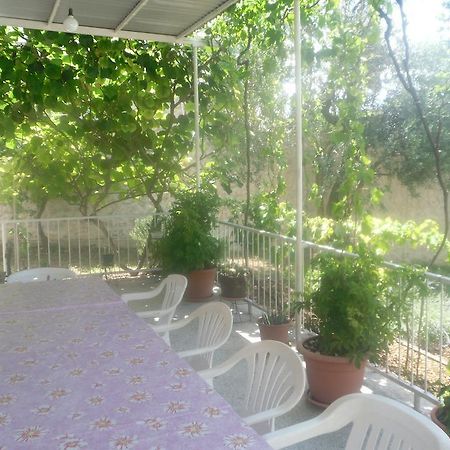 Hostel Guesthouse Mira Оміш Екстер'єр фото