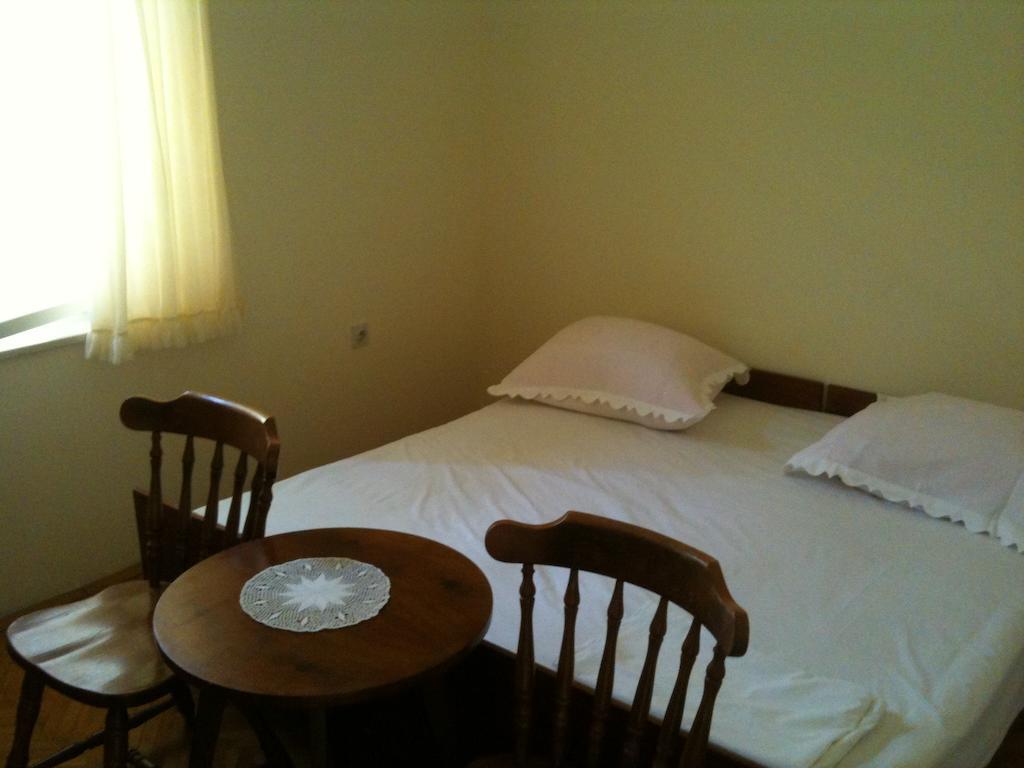 Hostel Guesthouse Mira Оміш Номер фото