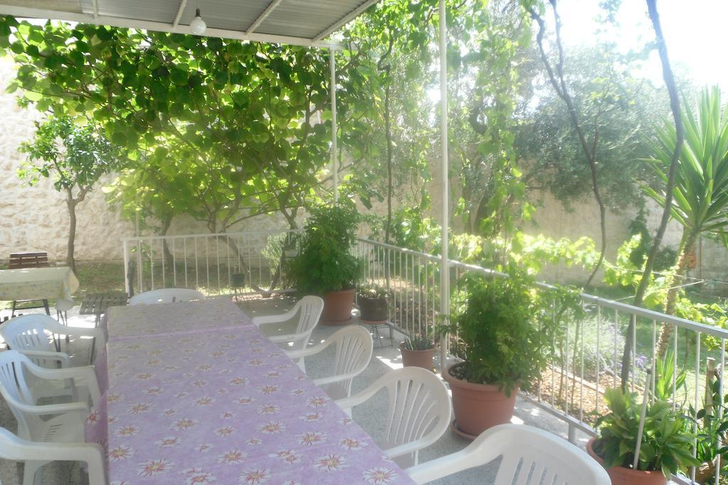 Hostel Guesthouse Mira Оміш Екстер'єр фото