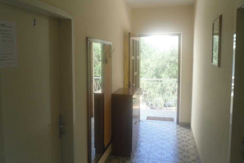 Hostel Guesthouse Mira Оміш Номер фото